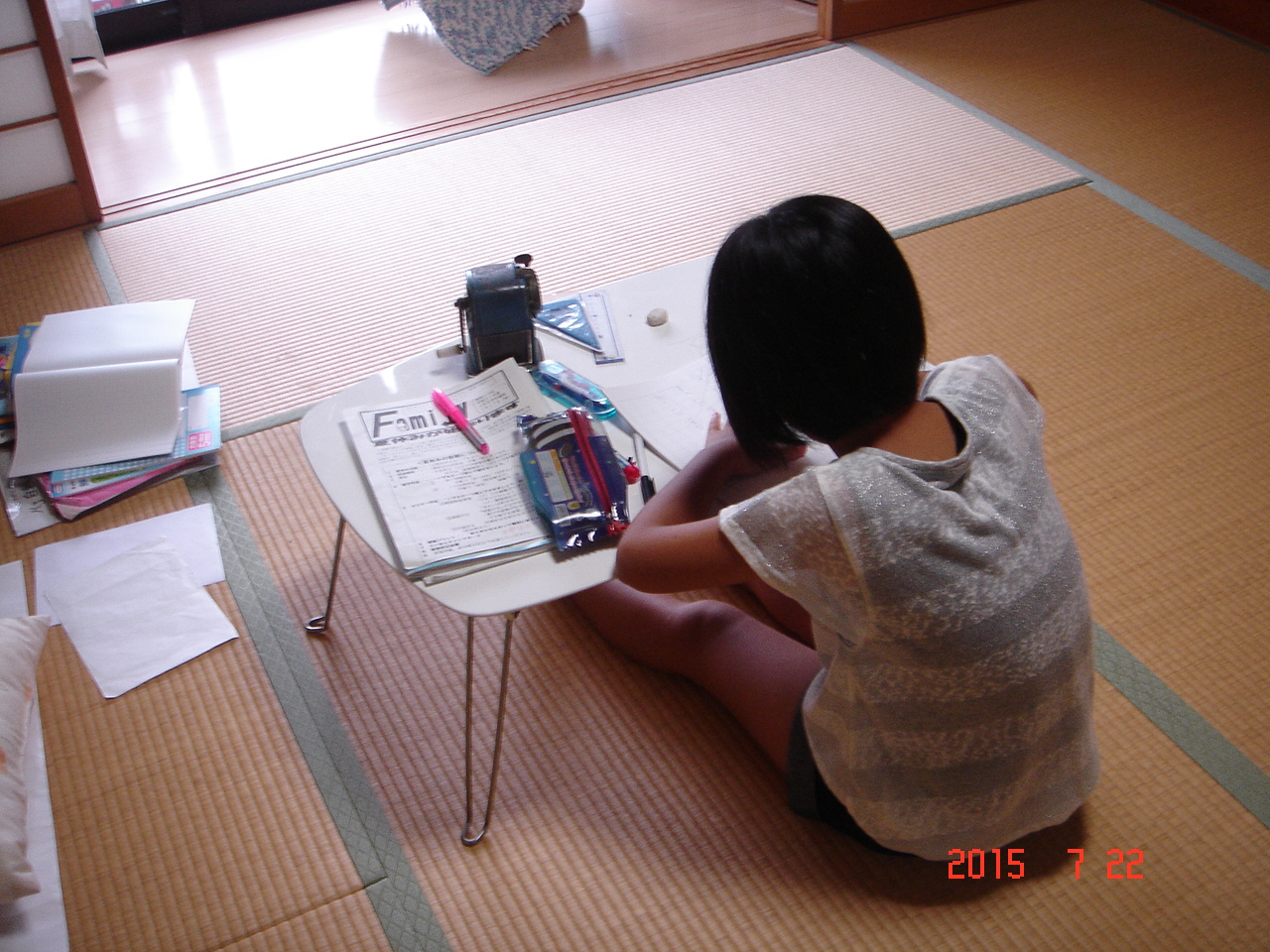 2.宿題をするレイナ