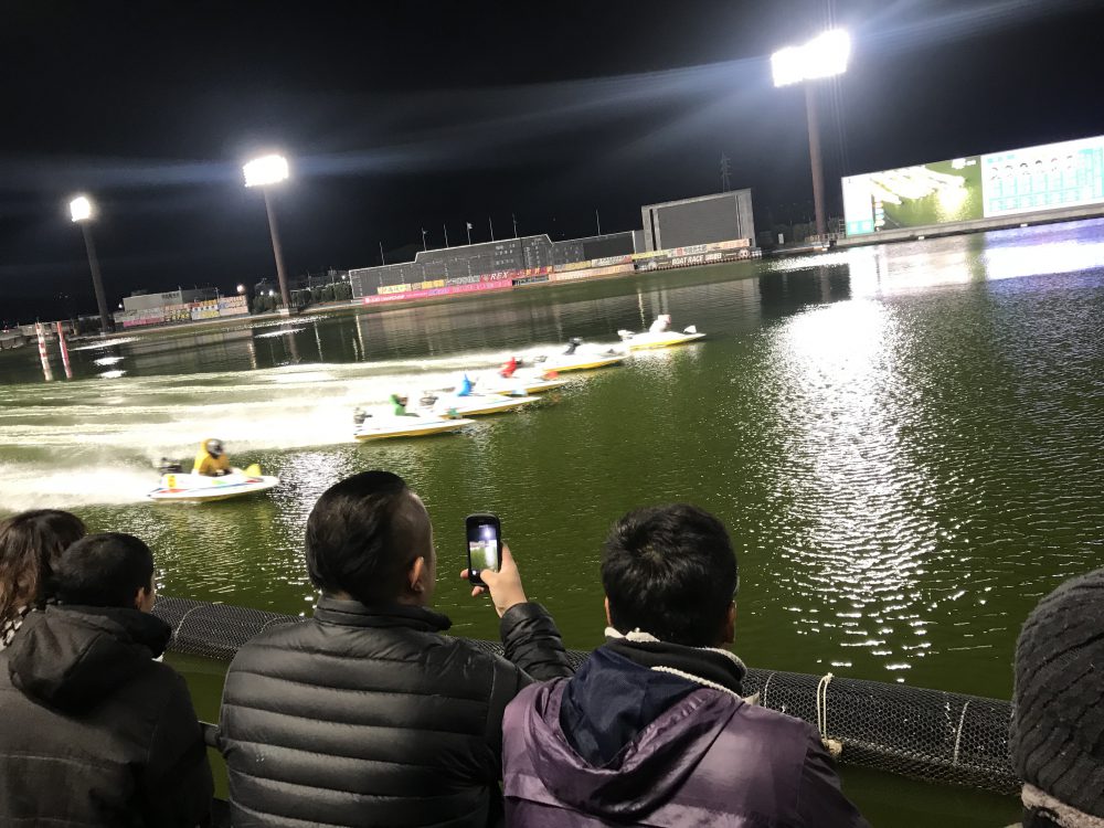 間近で見るボートレースは大迫力！果たして結果は・・・