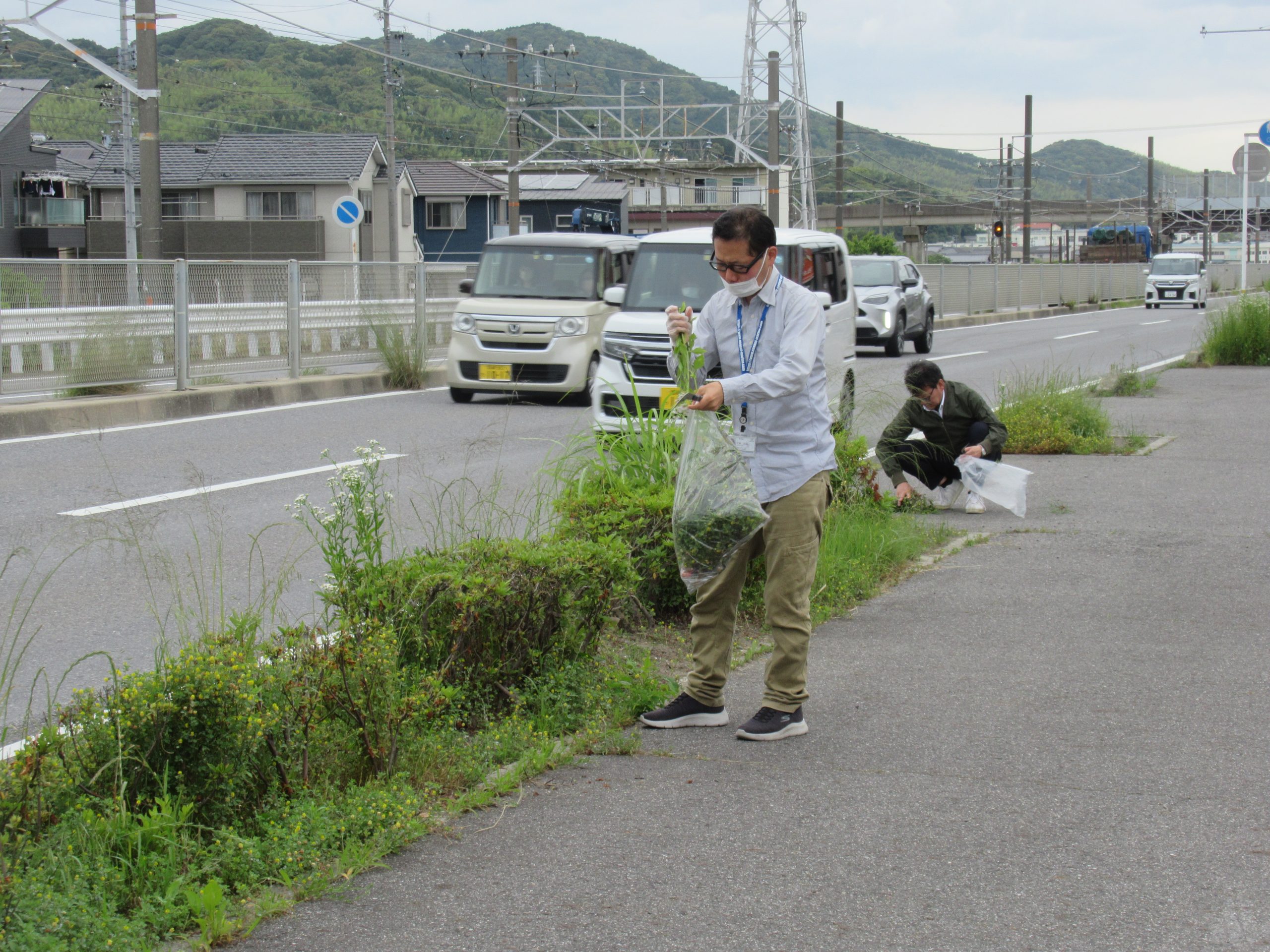 地域貢献委員会　5月敷地外清掃